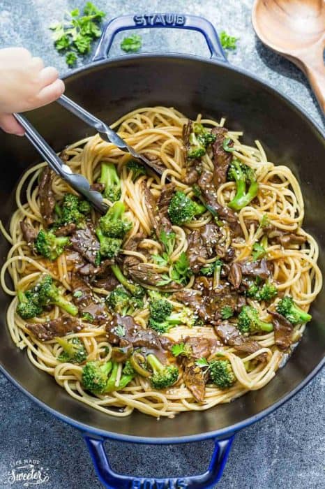Beef Lo Mein Noodles with Broccoli makes the perfect easy weeknight meal. Best of all, comes together in less than 30 minutes and so much better than any Chinese takeout restaurant. Great for Sunday meal prep to bring to work or school lunchboxes or lunch bowls.