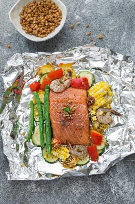 Mediterranean Salmon Foil Packets with Lentils + Recipe VIDEO