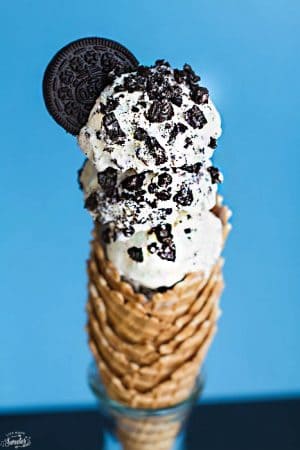 No Churn Cookies and Cream Ice Cream (Oreo) - the perfect easy frozen treat for a hot summer day. Best of all, this recipe is super easy with just 4 ingredients and 10 minutes of prep time. Comes out so creamy, delicious and loaded with Oreo cookies.