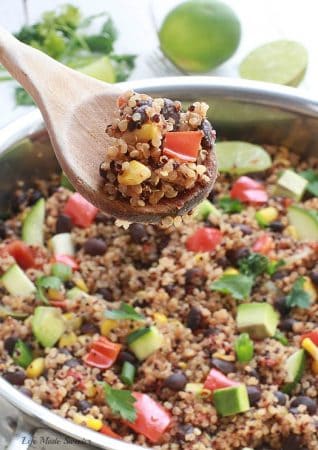 {One Skillet} Mexican Quinoa - An easy and healthy meatless quinoa dish made all in one pan with your favorite Mexican flavors - by @LifeMadeSweeter