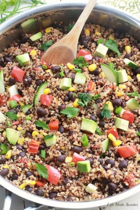 {One Skillet} Mexican Quinoa - An easy and healthy meatless quinoa dish made all in one pan with your favorite Mexican flavors - from @LifeMadeSweeter