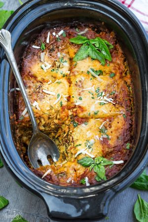 Slow Cooker Cheesy Spinach Lasagna - makes the perfect comforting meatless meal. Best of all, this healthy recipe cooks up all in the crock-pot!