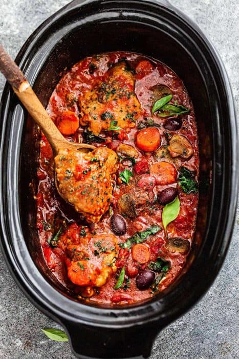 Crock Pot Chicken Cacciatore – an easy slow cooker meal loaded with tender chicken, tomatoes, bell peppers, kale, carrots and sliced mushrooms. Hearty, comforting and bursting with flavor. Best of all, this delicious Italian inspired recipe is so easy to customize with your favorite vegetables. With just 10 minutes of prep time making this perfect for busy weeknights or Sunday meal prep!